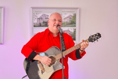©ThomasLein - Burkhard Peine an der Gitarre