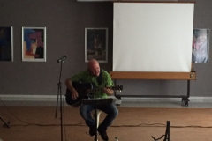 Burkhard Peine spielt Gitarre und singt