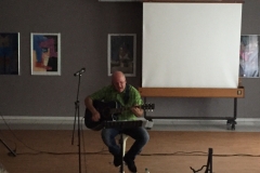 Burkhard Peine spielt Gitarre und singt