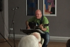 Burkhard Peine spielt Gitarre und singt
