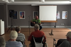 Burkhard Peine spielt Gitarre und singt