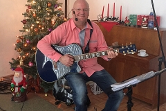 Burkhard Peine spielt Gitarre und singt