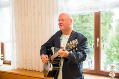 Burkhard Peine singt live vor den Gästen
