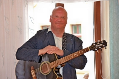 Burkhard Peine singt live vor den Gästen