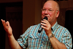 Burkhard Peine singt vor seinen Gästen