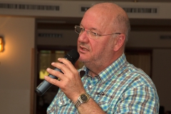 Burkhard Peine singt vor seinen Gästen