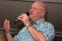 Burkhard Peine singt vor seinen Gästen