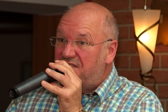 Burkhard Peine singt vor seinen Gästen