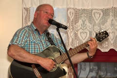 Burkhard Peine spielt Gitarre und singt