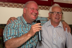 Burkhard Peine singt vor seinen Gästen