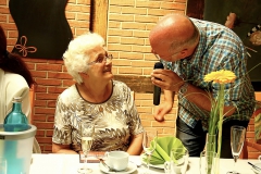 Burkhard Peine singt vor seinen Gästen