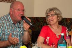 Burkhard Peine singt vor seinen Gästen