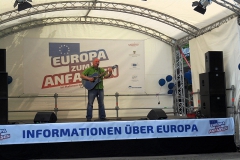 Burkhard Peine singt live vor den Gästen