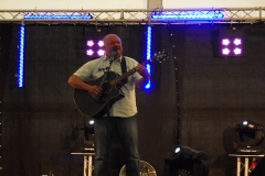 Burkhard Peine singt live auf der Bühne