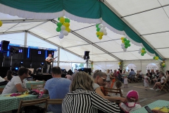 Burkhard Peine singt live vor den Gästen