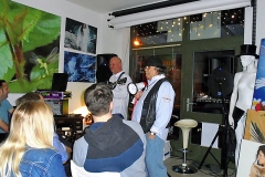 Burkhard Peine singt live vor den Gästen