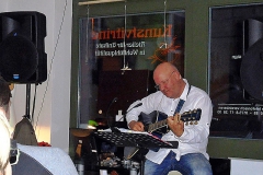 Burkhard Peine singt live vor den Gästen
