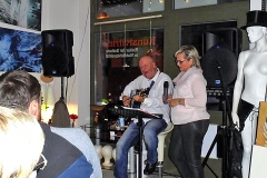 Burkhard Peine singt live vor den Gästen