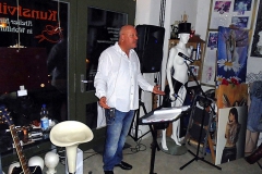 Burkhard Peine singt live vor den Gästen
