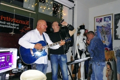 Burkhard Peine singt live vor den Gästen