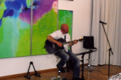 Burkhard Peine spielt Gitarre und singt