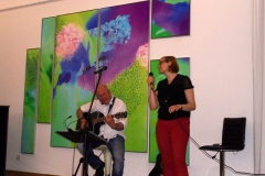 Burkhard Peine spielt Gitarre und singt
