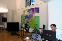 Burkhard Peine spielt Gitarre und singt