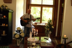 Burkhard Peine spielt Gitarre und singt