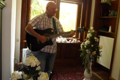 Burkhard Peine spielt Gitarre und singt