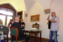 Burkhard Peine spielt Gitarre und singt bei der Hochzeit