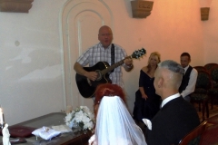 Burkhard Peine spielt Gitarre und singt bei der Hochzeit