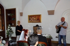 Burkhard Peine spielt Gitarre und singt bei der Hochzeit