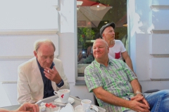 Burkhard Peine mit Michael Mendl bei der Besprechung zum Videodreh