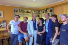 Burkhard Peine und Michael Mendl mit dem Team  vom Videodreh