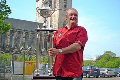 Sieger Burkhard Peine mit dem Pokal