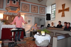 Foto: Sylvia Hollburg - Volksstimme - Burkhard Peine singt in der Kirche