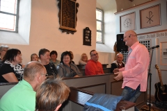 Foto: Sylvia Hollburg - Volksstimme - Burkhard Peine singt in der Kirche