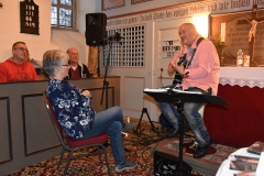 Foto: Sylvia Hollburg - Volksstimme - Burkhard Peine singt in der Kirche