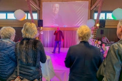 Burkhard Peine singt auf der Bühne