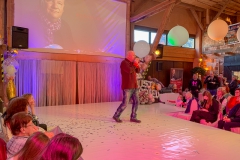Burkhard Peine singt auf der Bühne