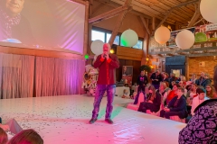 Burkhard Peine singt auf der Bühne