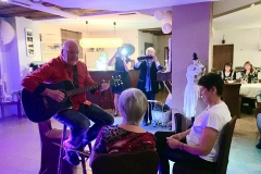 Burkhard Peine singt und spielt Gitarre