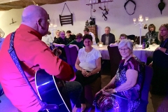 Burkhard Peine singt und spielt Gitarre