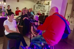 Burkhard Peine singt und spielt Gitarre