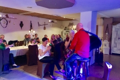 Burkhard Peine singt und spielt Gitarre