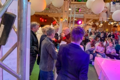 Burkhard Peine singt vor seinen Gästen