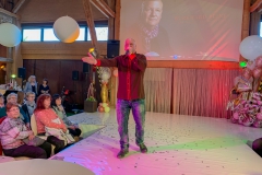 Burkhard Peine singt auf der Bühne vor seinen Gästen