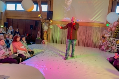 Burkhard Peine singt auf der Bühne vor seinen Gästen
