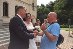 Burkhard Peine gratuliert dem Brautpaar