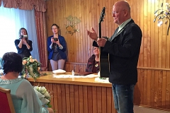 Burkhard Peine spielt live vor dem Brautpaar